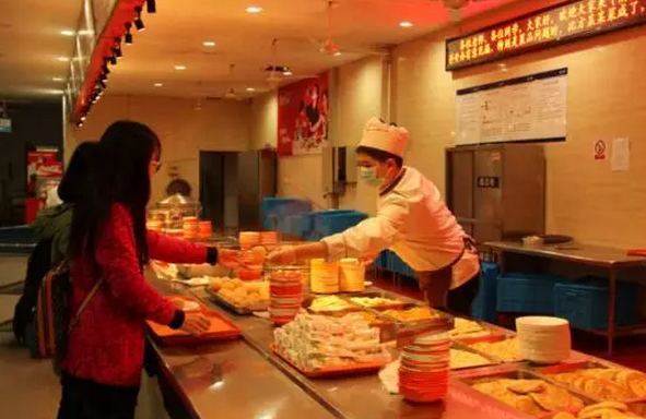 深夜的食堂中有他們忙碌的身影